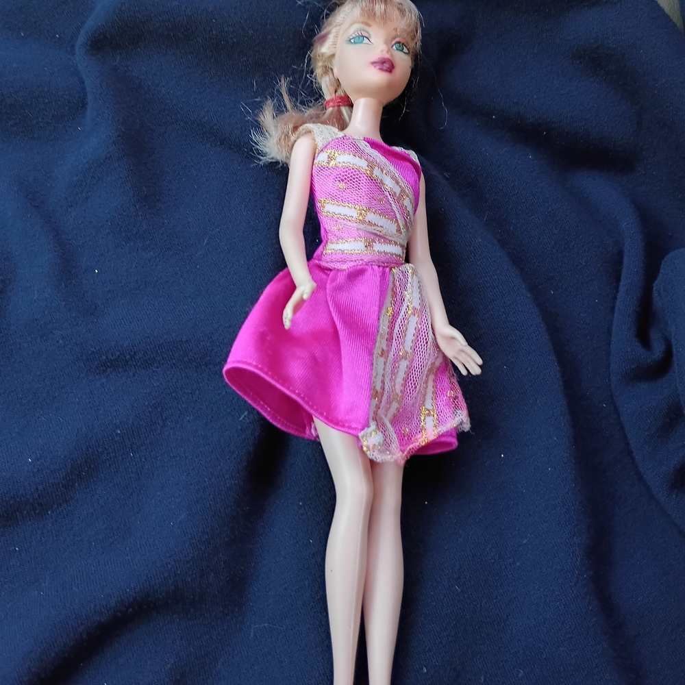 Barbie My Scene Delancey  Swappin Style With Hot Pink Doll Dress with Gold Trim